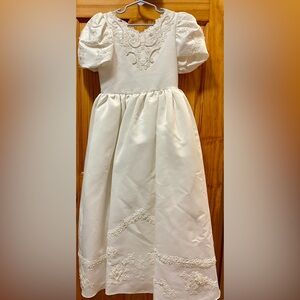 Elegant White Kids dress with Lace Accents